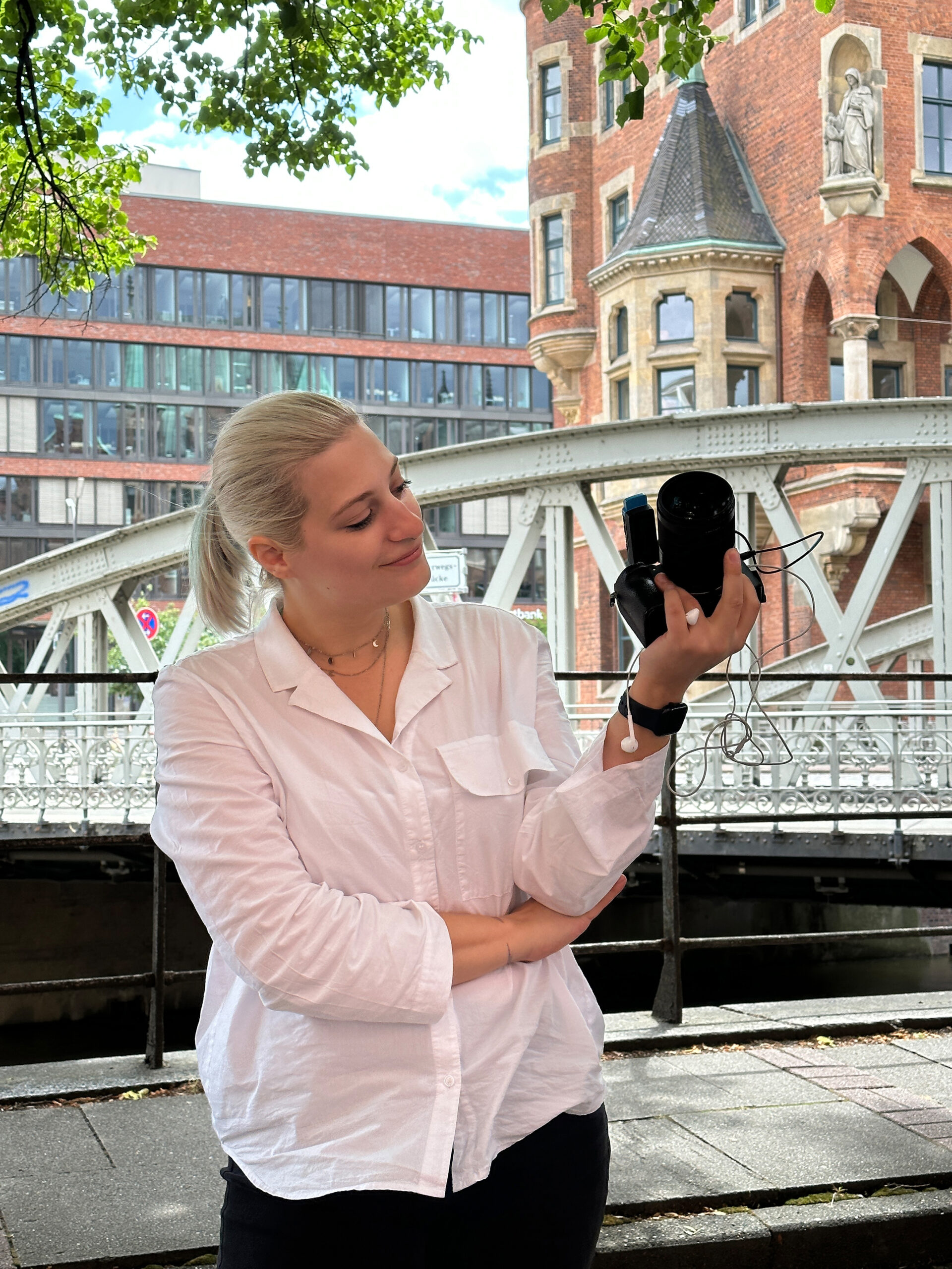 Conny Poltersdorf mit Kamera und Kopfhörer in Hamburg